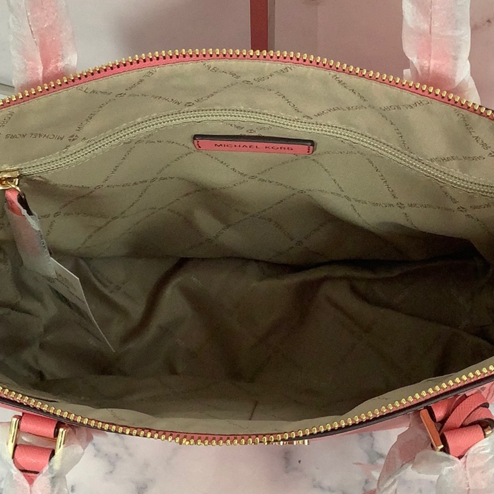 NWT- Michael Kors Tote & Wallet / Phone Case - Picture 4 of 6